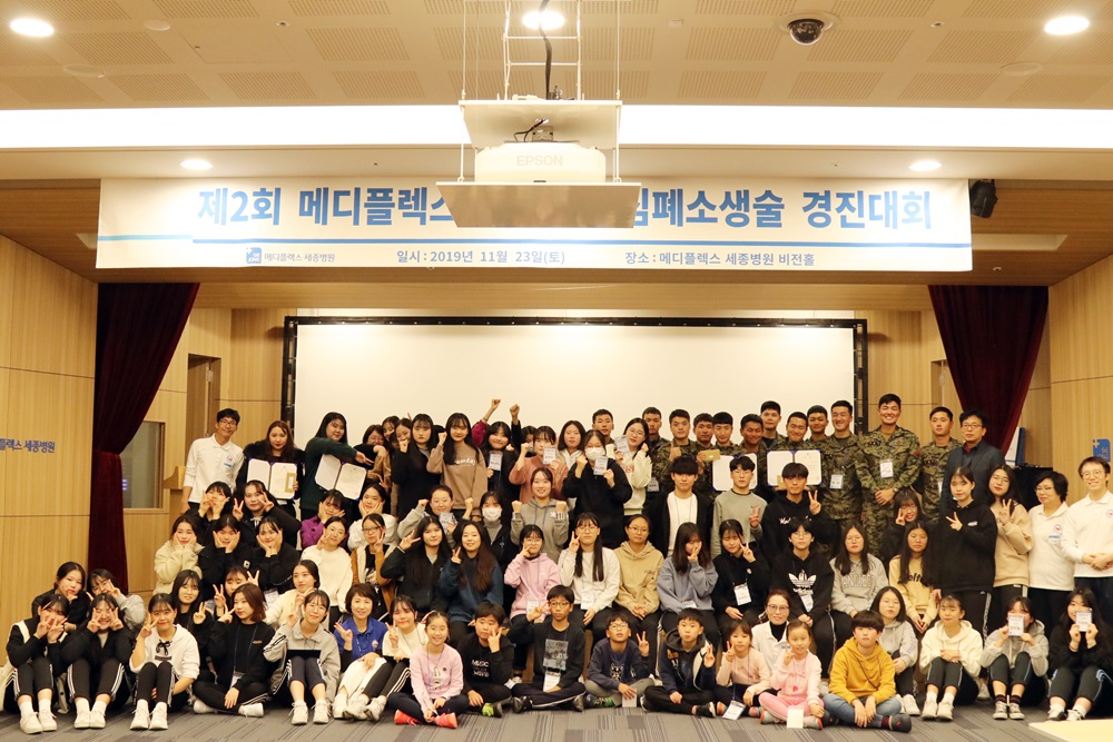 [사진] 참가자들이 심폐소생술 경연을 하고 있다.JPG